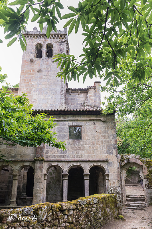 Puerta de entrada, claustro y torre