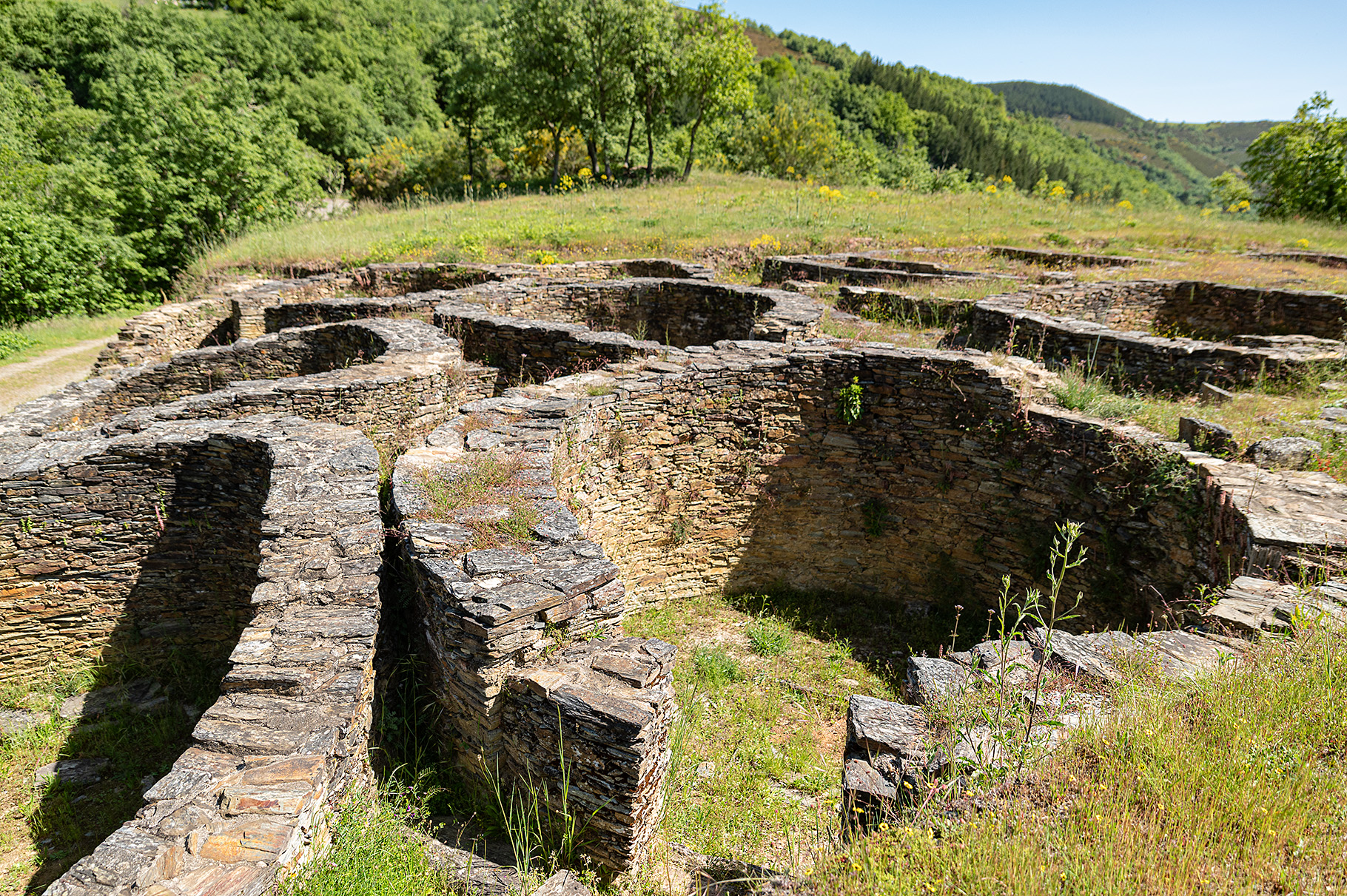 Estructuras circulares y vistas del Castro de Santa María en Os Ancares
